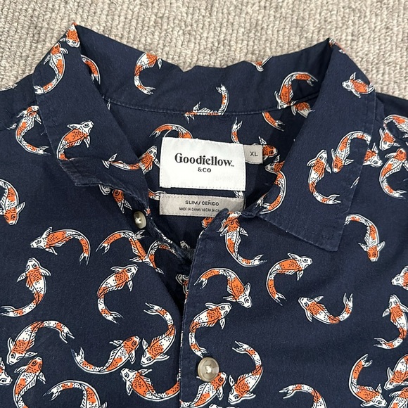 GOODFELLOW & CO SHORT SLEEVE XL SLIM SHIRT WITH BLUE & ORANGE KOI FISH PATTERN - Picture 2 of 5